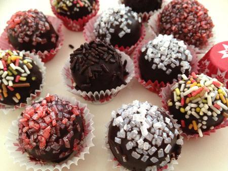 presentación postres postres tipicos de navidad mazapan postres navideños postres delikatissen moldes papel trufas ikea moldes de papel trufas y bombones mazapan con chocolate mazapan casero hacer mazapan en casa gastro blog fotos navidad fotos dulces navidad fotos de postres dulces navideños bombones moldes bombones de mazapan bombones con almendra bombones caseros bolitas de mazapan blog recetas postres azúcares de colores 