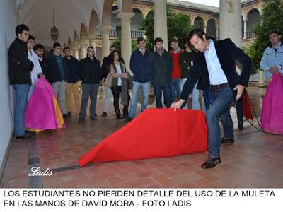 TOREANDO EN LA FACULTAD  DE CÓRDOBA: EL TORERO DAVID MORA IMPARTE UNA CLASE  TEÓRICA EN LA FACULTAD DE DERECHO