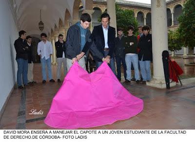 TOREANDO EN LA FACULTAD  DE CÓRDOBA: EL TORERO DAVID MORA IMPARTE UNA CLASE  TEÓRICA EN LA FACULTAD DE DERECHO