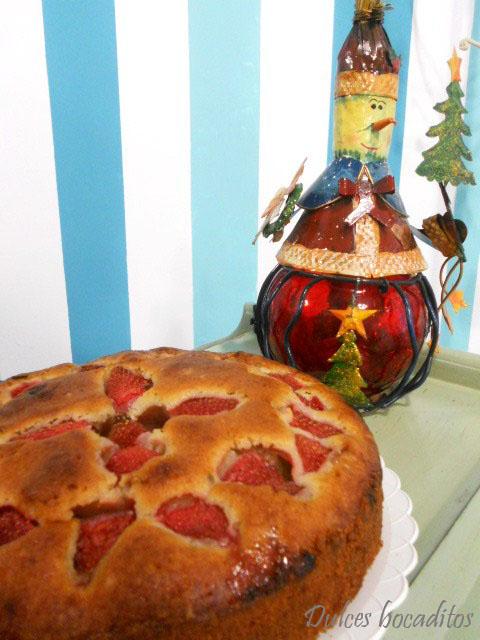 BIZCOCHO DE FRESAS RELLENO DE MERMELADA