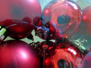 Las bolas rojas para el árbol de Navidad, en su empaque original, por vez primera en mis manos - diciembre 2012
