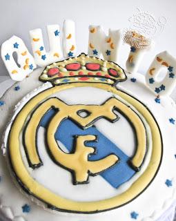 TARTA DEL REAL MADRID CON BUFANDA , POR AQUELLO DEL FRÍO