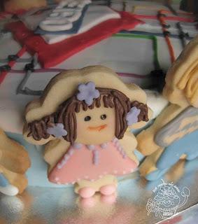 TARTA METRERA CON GALLETITAS CUKIS Y CENITA DE NAVIDAD CON MIS COMPIS