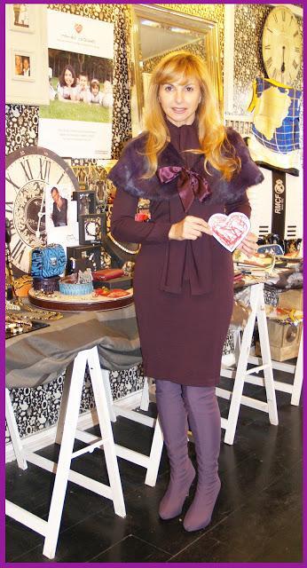 Alejandra Botto, con estilismo de Aloastyle, amadrina el saldillo a favor de Menudos Corazones