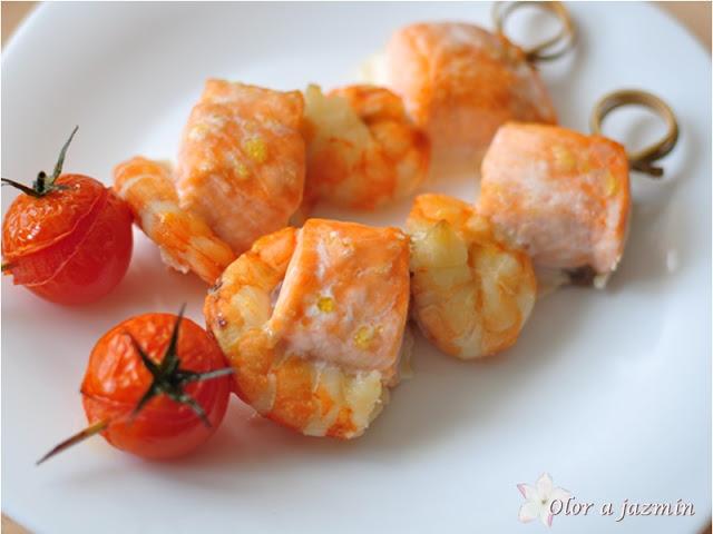 Brochetas de salmón y gambones