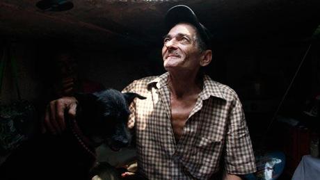 Miguel Restrepo y su esposa María García viven junto a su perro Blackie en una alcantarilla en Medellín desde hace 22 años. 