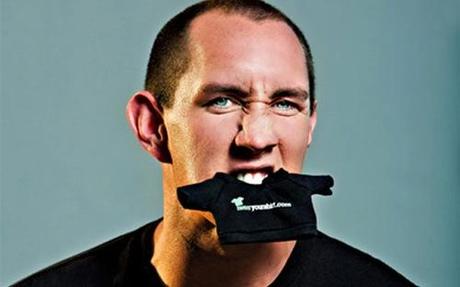 Cambia su apellido por el de la empresa que más dinero le pague