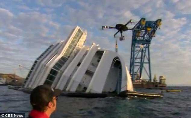 avión en miniatura filma al Costa Concordia