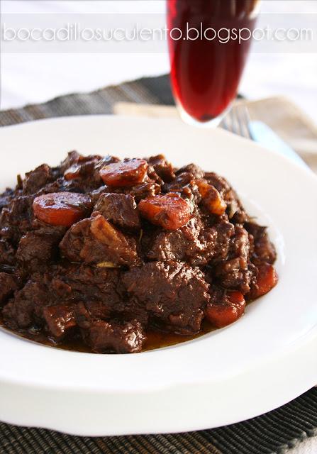 Carne Guisada con Vino Tinto y Chocolate Amargo.