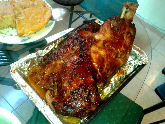 Pierna asada a la pimienta