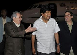 Evo Morales recibido en Cuba por su homólogo Raúl Castro