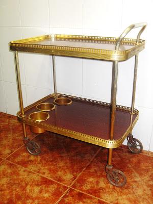 Una camarera muy vintage