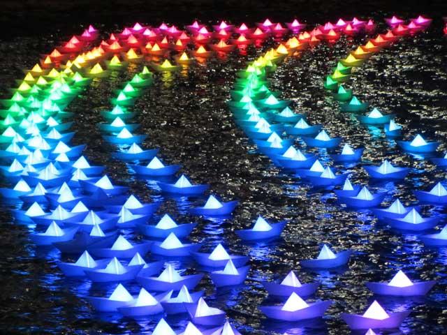 Voyage, barcos de papel en Canary Wharf, Londres