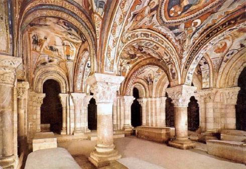 Panteón de San Isidoro con sus espléndidas pinturas sobre las bóvedas./Amandajm
