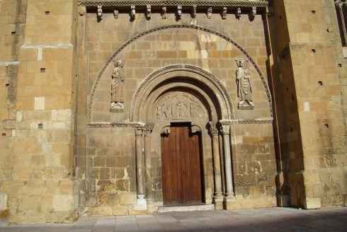 Fachada sur de la basílica de San Isidoro./Lourdes Cardenal