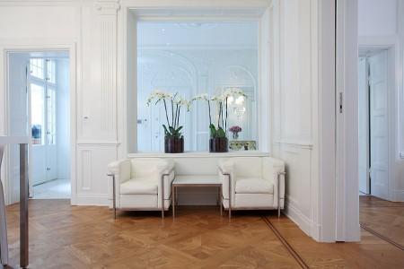 Estilo clásico si, pero renovado vinoteca en casa sofá barcelona sillón le corbusier estilo sueco estilo nórdico estilo decoración clásico electrodomésticos lujosos electrodomésticos gaggenau decorar un piso lujoso decoración nórdica decoración lujosa decoración gimnasio sauna en casa decoración estilo clásico moderno decoración en blanco y madera decoración de pisos grandes decoración de lujo decoración de interiores cocinas modernas cocinas lujosas cocinas grandes cocinas funcionales cocinas blancas chandelier butacas clásicas decoración blog interiorismo blog diseño nordico blog decoración baño de marmol blanco alfombras persas blancas