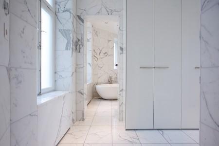 Estilo clásico si, pero renovado vinoteca en casa sofá barcelona sillón le corbusier estilo sueco estilo nórdico estilo decoración clásico electrodomésticos lujosos electrodomésticos gaggenau decorar un piso lujoso decoración nórdica decoración lujosa decoración gimnasio sauna en casa decoración estilo clásico moderno decoración en blanco y madera decoración de pisos grandes decoración de lujo decoración de interiores cocinas modernas cocinas lujosas cocinas grandes cocinas funcionales cocinas blancas chandelier butacas clásicas decoración blog interiorismo blog diseño nordico blog decoración baño de marmol blanco alfombras persas blancas