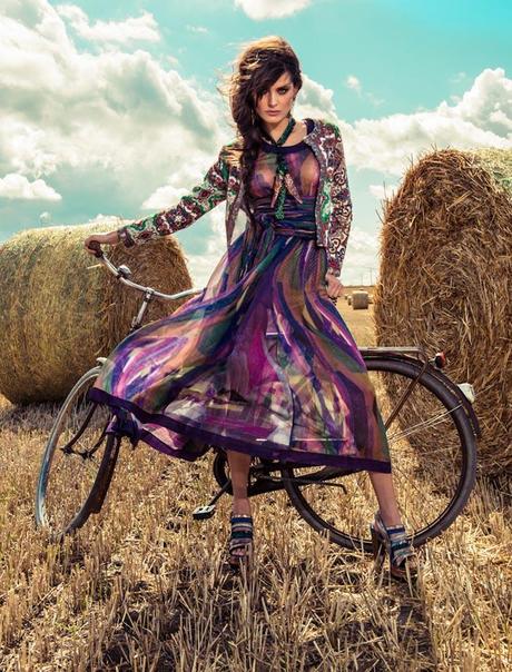 MAGAZINES: Isabel Fontana para VOGUE Brasil! IsabeliVogue6 Isabeli Fontana Wows in Colorful Fashion for Vogue Brazils December Cover Shoot