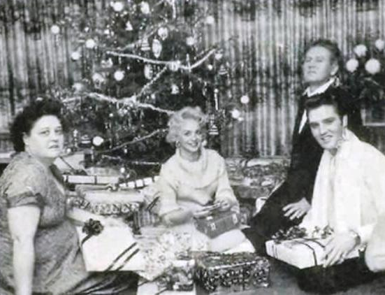 Las canciones navideñas de Elvis Presley y 10 curiosas fotos de sus navidades