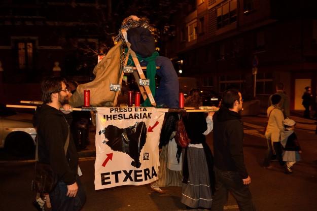 La política siempre presente en el País Vasco: Un olentzero es utilizado para pedir que los presos políticos vascos sean transladados a una cárcel regional