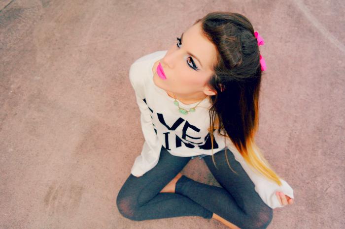 Pink bow, pink lipstick