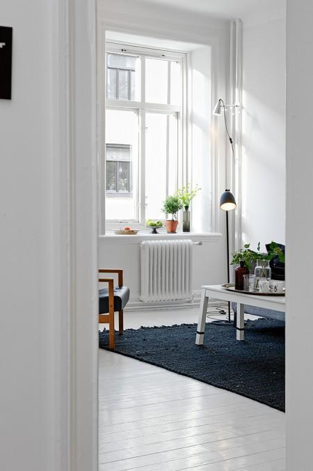 texturas en decoración suelo madera pintada blanco sofá ikea gris sillas ikea papel de pared arboles manta crochet negra blanca gris ladrillo visto cocina estilo nórdico escandinavo estilo nórdico estilo escandinavo dormitorio en blanco negro gris diseño de interiores diseño cocinas modernas blancas decoración pisos pequeños decoración nórdica decoración espacios pequeños decoración de pisos pequeños decoracion de interires decoración de cocinas modernas blancas decoración blanco negro gris cocinas negras 