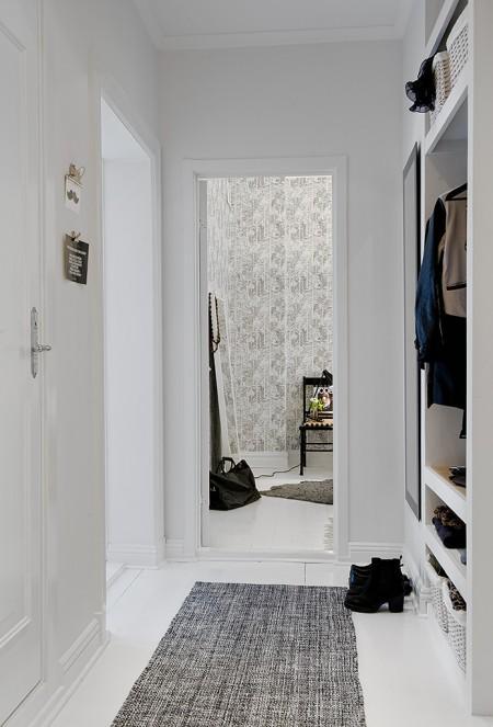 texturas en decoración suelo madera pintada blanco sofá ikea gris sillas ikea papel de pared arboles manta crochet negra blanca gris ladrillo visto cocina estilo nórdico escandinavo estilo nórdico estilo escandinavo dormitorio en blanco negro gris diseño de interiores diseño cocinas modernas blancas decoración pisos pequeños decoración nórdica decoración espacios pequeños decoración de pisos pequeños decoracion de interires decoración de cocinas modernas blancas decoración blanco negro gris cocinas negras 