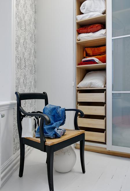 texturas en decoración suelo madera pintada blanco sofá ikea gris sillas ikea papel de pared arboles manta crochet negra blanca gris ladrillo visto cocina estilo nórdico escandinavo estilo nórdico estilo escandinavo dormitorio en blanco negro gris diseño de interiores diseño cocinas modernas blancas decoración pisos pequeños decoración nórdica decoración espacios pequeños decoración de pisos pequeños decoracion de interires decoración de cocinas modernas blancas decoración blanco negro gris cocinas negras 