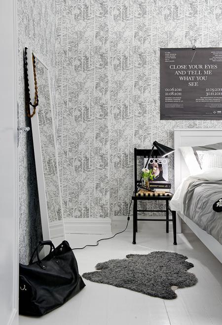 texturas en decoración suelo madera pintada blanco sofá ikea gris sillas ikea papel de pared arboles manta crochet negra blanca gris ladrillo visto cocina estilo nórdico escandinavo estilo nórdico estilo escandinavo dormitorio en blanco negro gris diseño de interiores diseño cocinas modernas blancas decoración pisos pequeños decoración nórdica decoración espacios pequeños decoración de pisos pequeños decoracion de interires decoración de cocinas modernas blancas decoración blanco negro gris cocinas negras 