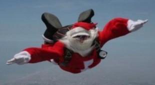 Se disfrazó de Papá Noel y se tiró, pero el paracaídas no se abrió