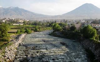 Al Río Chili de Arequipa a su paso bajo el Puente Fierro