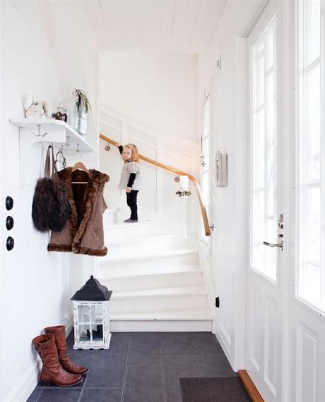 Una vivienda en Suecia, estilo en blanco.