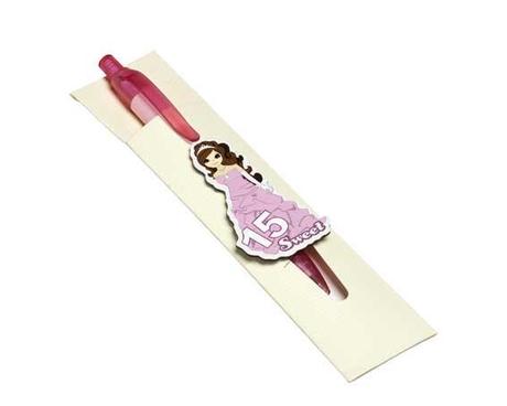 PRESENTACIÓN DULCE DISEÑO imán quinceañera rosa, en funda beige y boli rosa