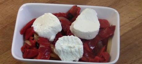 Ensalada de pimientos asados, cebolla caramelizada y queso de rulo de cabra Receta.Imagen fija001