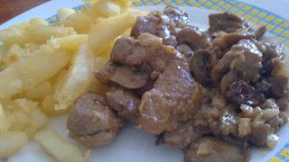 Cerdo caramelizado con pasas y almendras