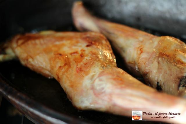 Cabrito asado al romero para la cena de fin de año