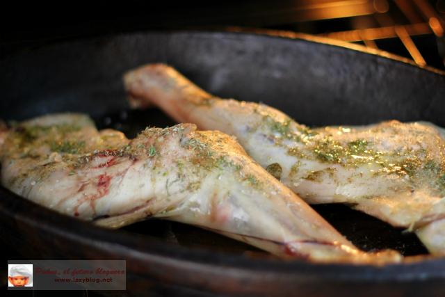 Cabrito asado al romero para la cena de fin de año