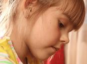 escusas frecuentes utilizan nuestros hijos para retrasar hora acostarse. hijo quiere dormir solo.