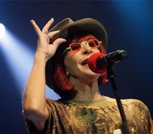 A la víspera de sus cumpleaños, diario uruguayo clasifica Rita Lee como la “abuela” del rock brasileño