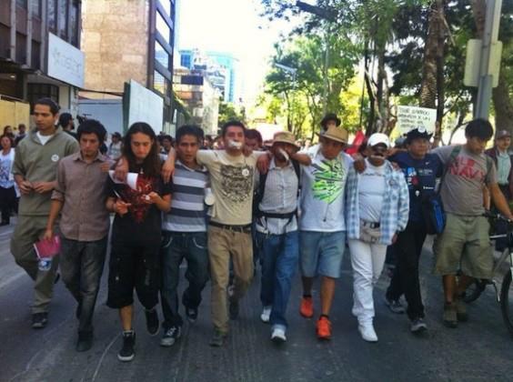 Los 14 liberados por el 1D llegan al Zócalo capitalino; piden la derogación del Artículo 362!!