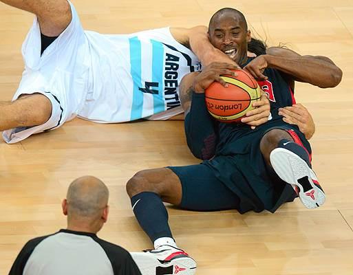 Kobe Bryant frente a Scola - Londres 2012 (créditoEMMANUEL DUNAND/AFP - Getty Images)