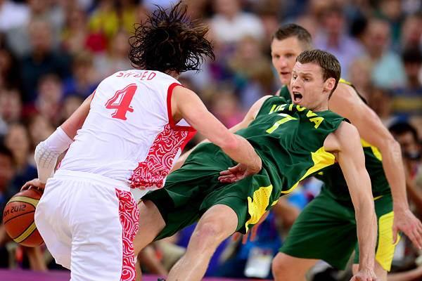 Martynas Pocius de Lituania  marca a  Alexey Shved (4) de Russia - Londres 2012 (créditoMark J. Rebilas - USA TODAY Sports )