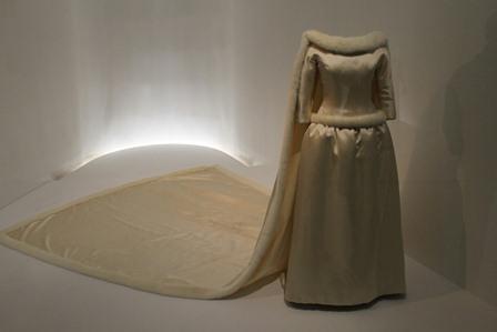 Adelaide Drape-Frisch, una elegante novia invernal