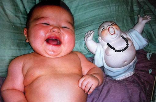 Un bebé chino feliz