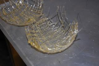 TATIN DE PERA CON CÚPULA DE CARAMELO, CREMA DE BAILEIS Y COULÍS DE FRUTOS ROJOS