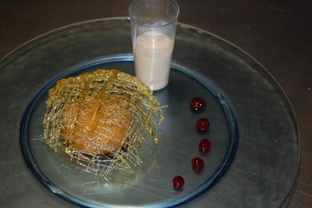 TATIN DE PERA CON CÚPULA DE CARAMELO, CREMA DE BAILEIS Y COULÍS DE FRUTOS ROJOS