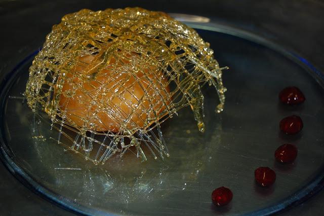 TATIN DE PERA CON CÚPULA DE CARAMELO, CREMA DE BAILEIS Y COULÍS DE FRUTOS ROJOS