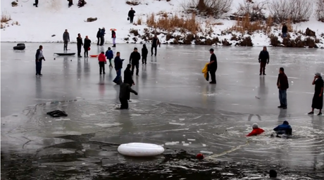 Dramático rescate de un hombre que cayó al agua helada al romperse la capa de hielo