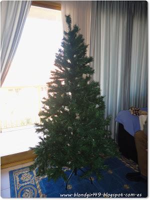 Montando el arbolito de Navidad