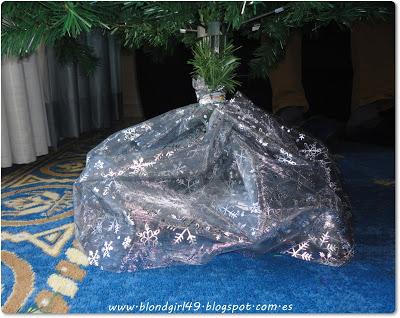 Montando el arbolito de Navidad